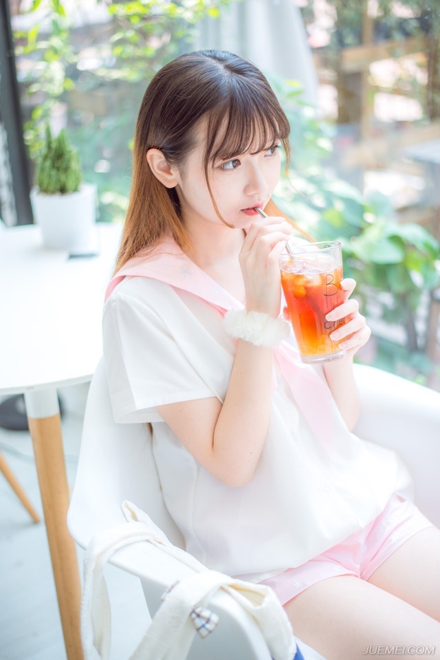 “也对。”庞统点点头：“既然刘将军执意强辩，统也不与你争论，就当你所言是对的，那就说说下一个话题，两国交锋，不斩来使，庞某此来，一路拜关而入，依足了礼数，如今还未开口，刘将军却直接将我拿下，难道这蜀中之地，与我中原大地待客之道有所不同？”